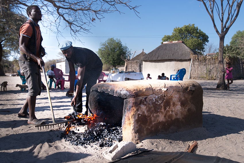 Männer befeuern Backofen, Namibia