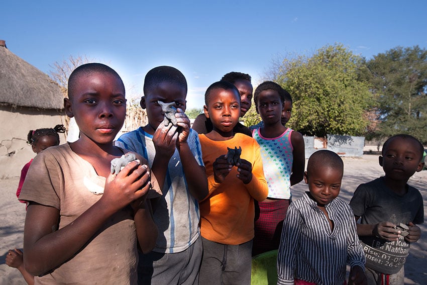 Namibische Kinder mit selbstgebastelten Tonfiguren, Namibia