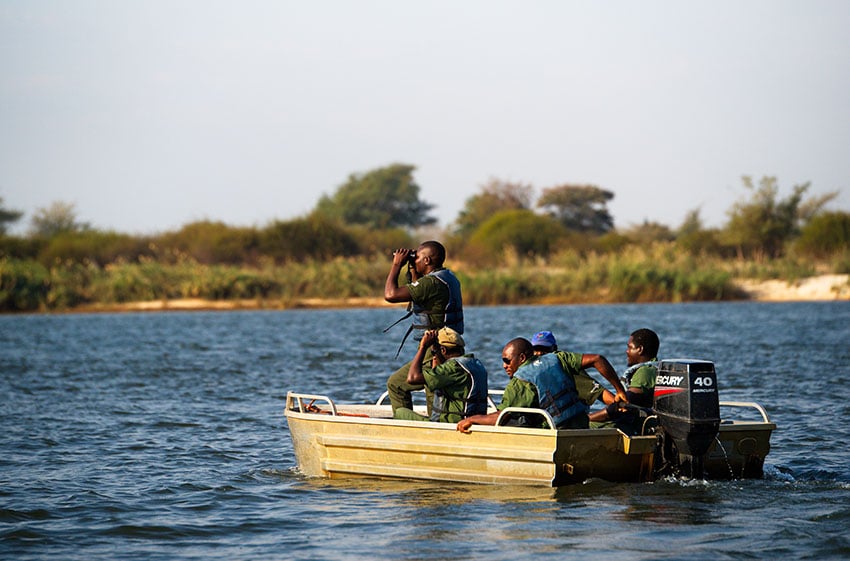 Fishguards mit Boot auf dem Sambesi, Namibia