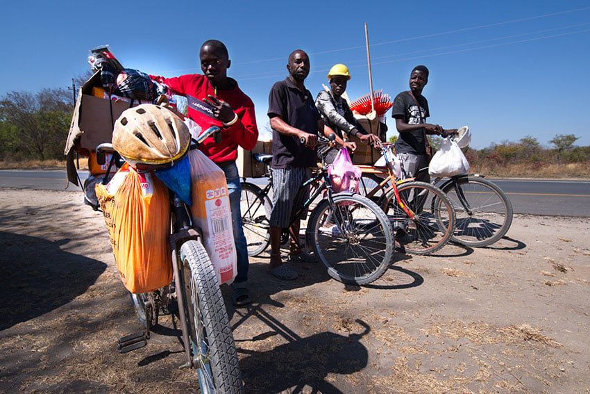 Namische Männer mit Fahrrädern, Namibia