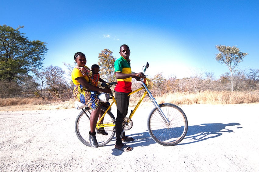 Junge Familie auf Fahrrad, Namibia