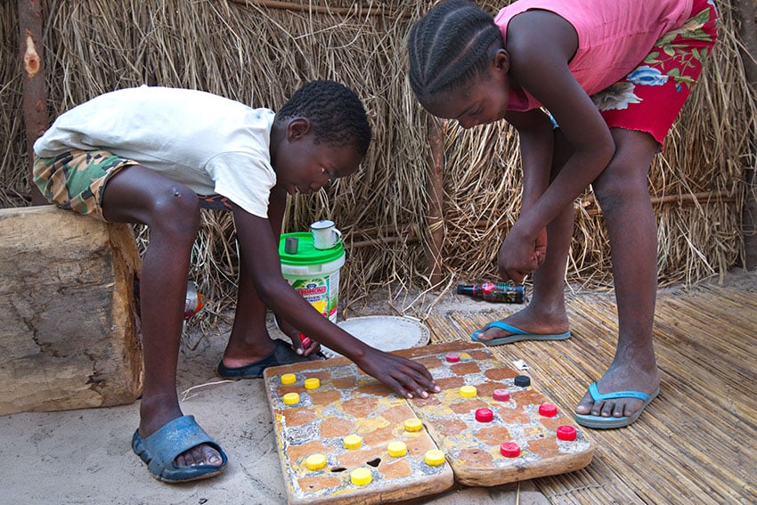 Kinder, namibisches Brettspiel, Namibia