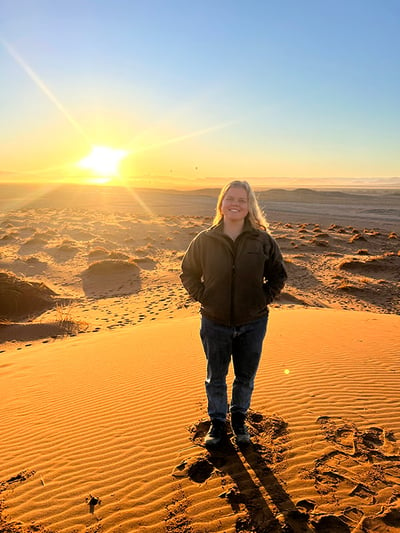 Junge Frau in der Namibwüste, Sonnenuntergang, Namibia