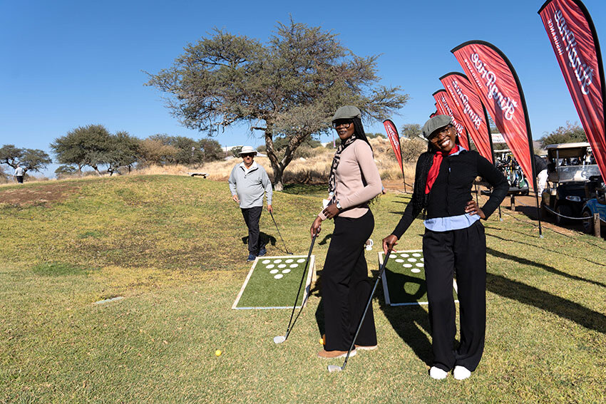 2 namibische Frauen mit Golfstöckens, Namibia