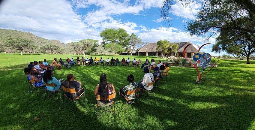 Okapauka Safari Lodge, Namibians sitting on lawn