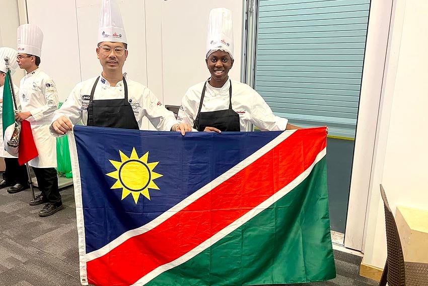 Namibia auf internationaler kulinarischer Bühne der Global Chefs Challenge in Wales Die namibische Chefköchin Elizabeth Isai 25 und ihr Ersatz-Assistent aus Australien Foto Ralf Herrgott WorldChefs
