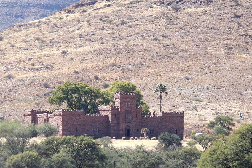 Duwisib 80 km südwestlich Maltahöhe im Südwesten Namibias Schloss im Stil einer neoromantischen Burg seit 2022 geschlossen Foto Juni 2009 Sven-Eric Stender