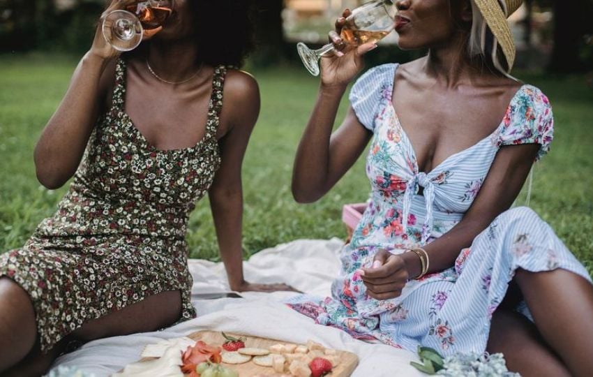 2 Women, picnic with wine