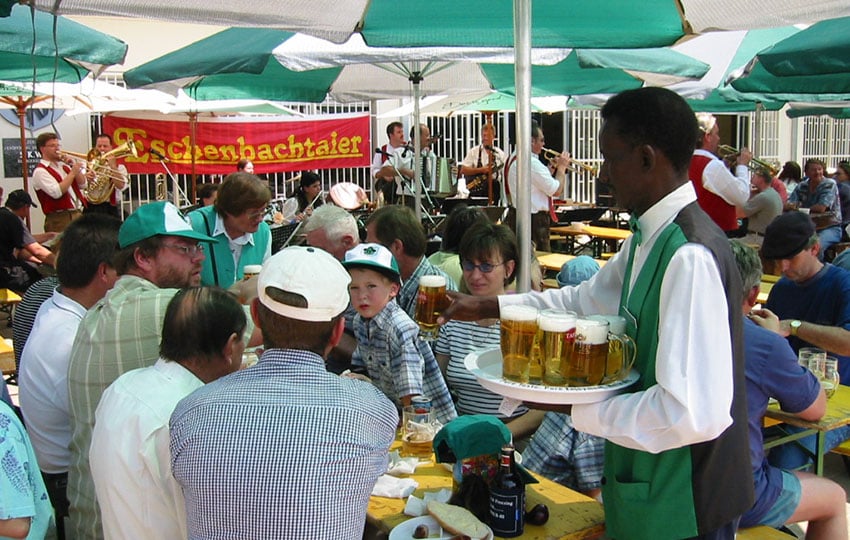 Stefan Fischer zum Oktoberfest beim SKW kurz nach seiner Ankunft im September 2001: "Bei 30 Grad im Schatten sang die Band 'Anton aus Tirol' – eine ziemlich schräge Erfahrung."