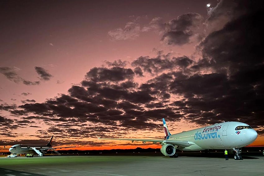 Zwei Flugzeuge Eurowings Discover Internationaler Flughafen Hosea Kutako Windhoek Namibia NamibiaFocus