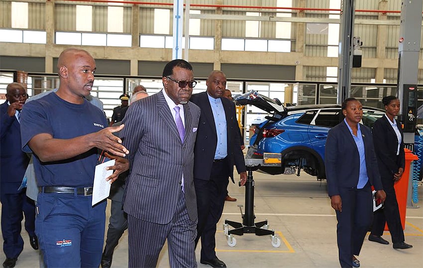 Präsident Geingob bei Peugeot