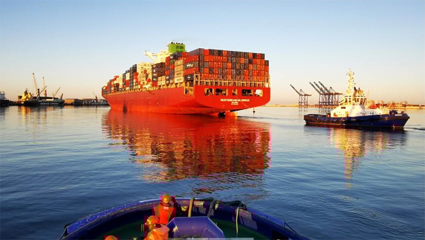 Containerschiff in Walvis Bay, Namibia