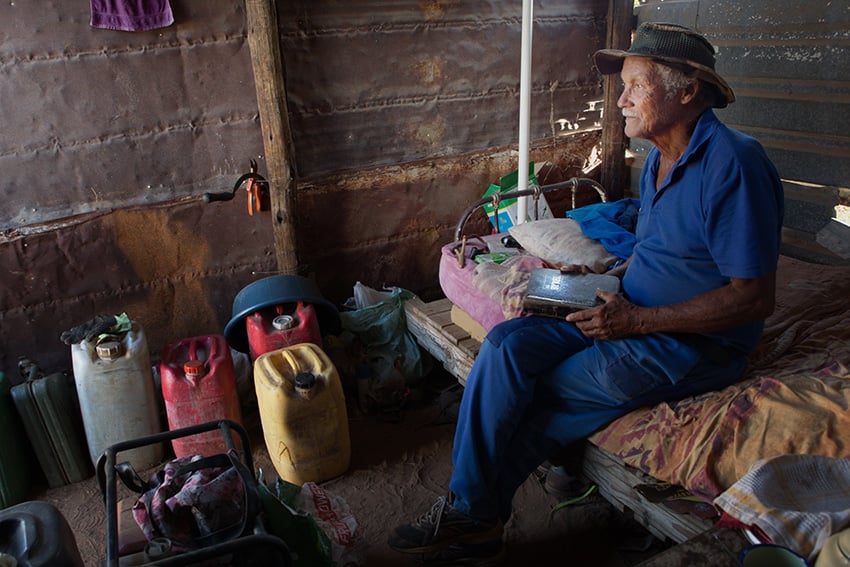 Mann in Hütte, Namibia
