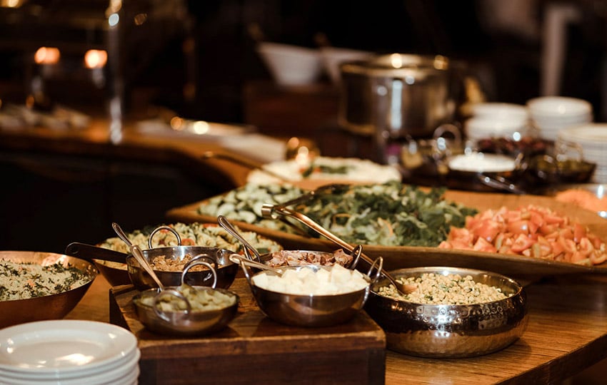 Das Buffet auf der Kalahari Anib Lodge in Namibia, einer der Veranstaltungsorte