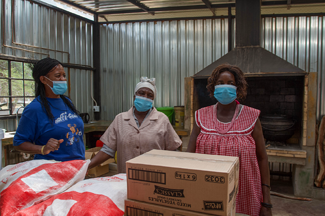 Women preparing food at Khaibasen