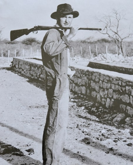 Doc Immelman in younger years with his hunting rifle on a farm. (photo: collection Doc Immelman)