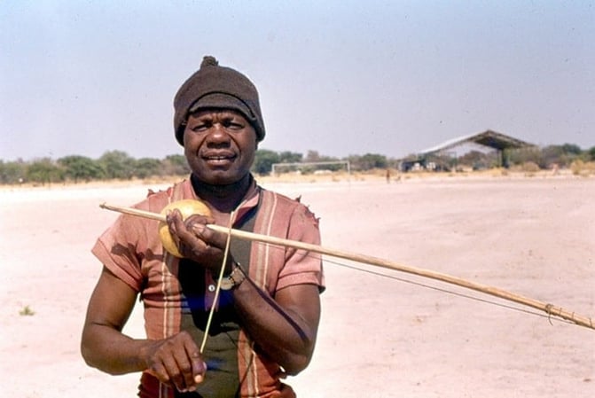 Okambulumbumbwa (musical bow) player at Ondangwa airport (1975). Photo: Antje Otto, Collection National Museum of Namibia
