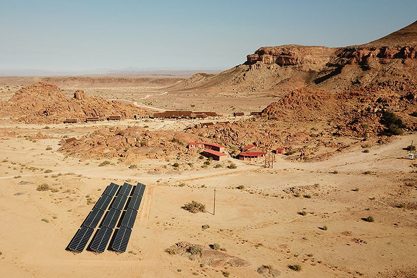 Bereits lange vor dem Start der UNESCO-Initiative nachhaltig geführt: Das Canyon Village (hinten) mit seiner Solaranlage.  Foto: Gondwana