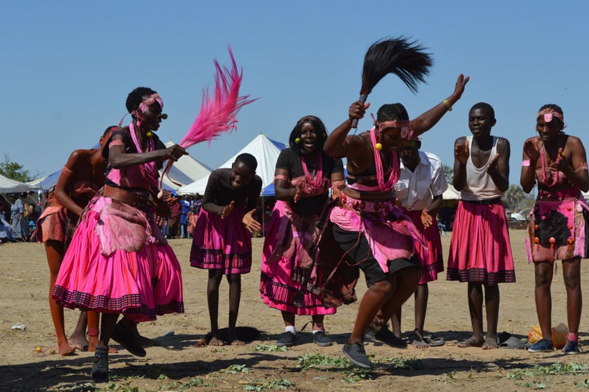 Kulturelle Darbietung Frauen Omagongo Festival Ombalantu Owambo Namibia