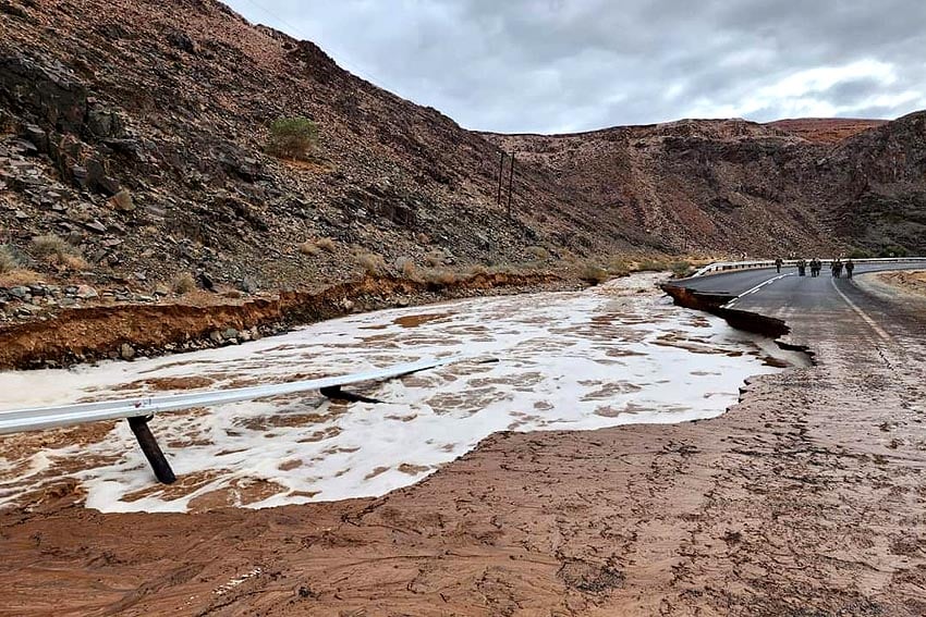 Verspülung Sperrung Fernstraße N7 Vyf Myl Poort Grenze Winterregen Namibia