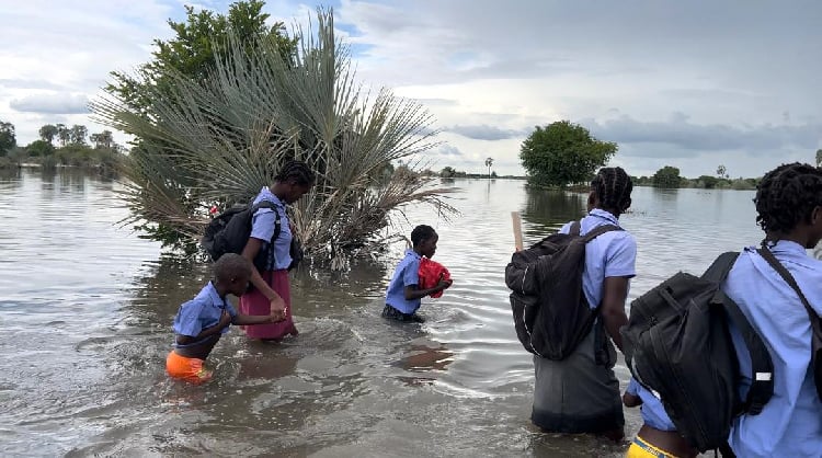 Schulkinder, Überschwemmungen, Nordnamibia