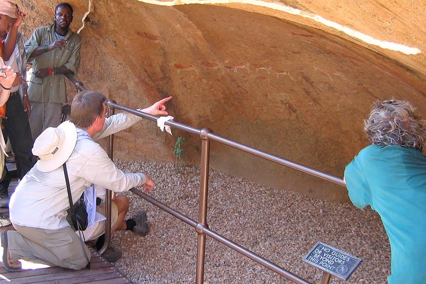 Schutz vor rücksichtslosen Touristen Holzsteg Geländer Tourguide bei berühmten Weißen Dame Dâures Brandberg Foto 2004 Sven-Eric Stender