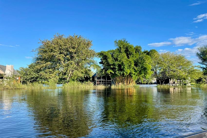 Mit Boot zum Bungalow Auf Stelzen errichtet verwandeln sich Chalets bei Überflutungen in romantische Refugien in Wasserwelt Foto Gondwana Collection Namibia