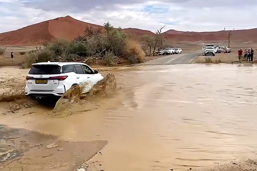 Extra Abenteuer auf dem Weg zum Sossusvlei beim Durchqueren des Tsauchab Riviers Trockenfluss Foto Screenshot von Facebook Reel von Gondwana Collection Namibia