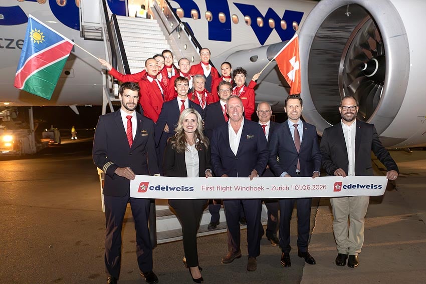 Gruppenfoto symbolisches Durchschneiden des Roten Bandes vor Jungfern-Rückflug von Windhoek nach Zürich Edelweiss-Geschäftsführer Bernd Bauer Mitte Renette Scholtz Lufthansa Group Account Manager in Namibia 2.v.l. mit Flug-Crew Foto Edelweiss