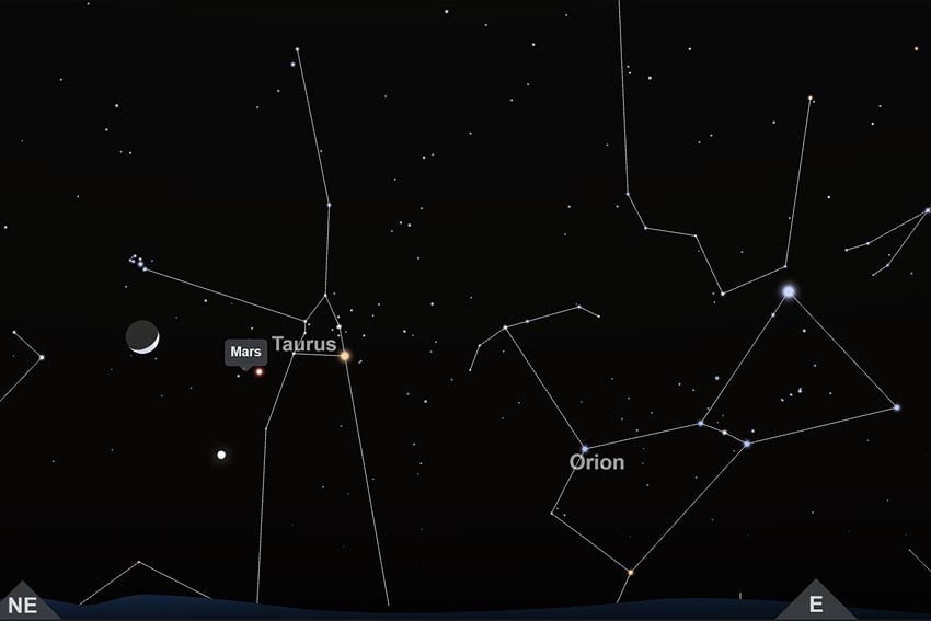 Mond trifft Mars Stier Taurus Plejaden über Mondsichel sowie Orion schauen zu Morgenhimmel 11. Juli 2026 6.00 Uhr Windhoek Blick Ost-Nordost Grafik Screenshot Interaktiver Sternenkarte TimeAndDate.com