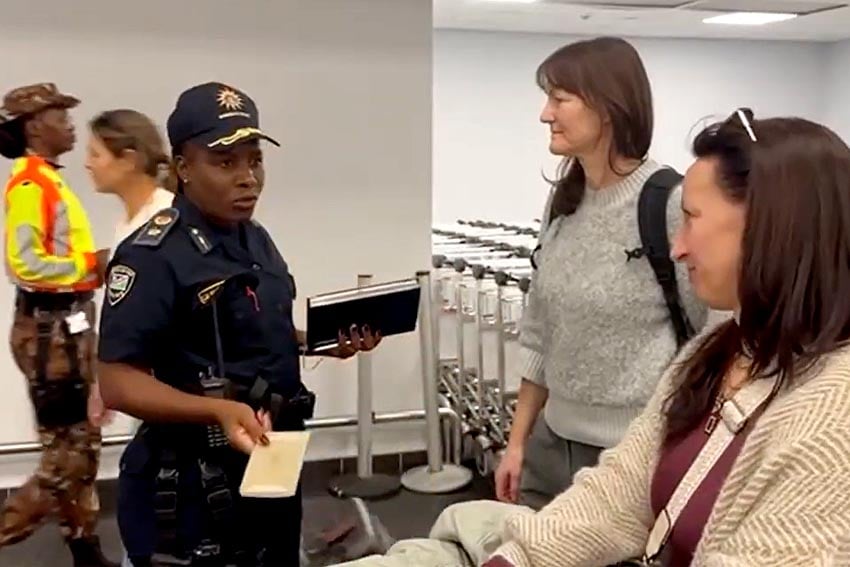 Im Einsatz am Internationalen Flughafen Hosea Kutako bei Windhoek Leiterin der NamPol Tourism Protection Unit Hauptkommissarin Christina van Dunem daFonsech-Shikongo gibt ankommenden Touristen Tipps um Diebstählen vorzubeugen Foto Screenshot aus Bericht von One Africa