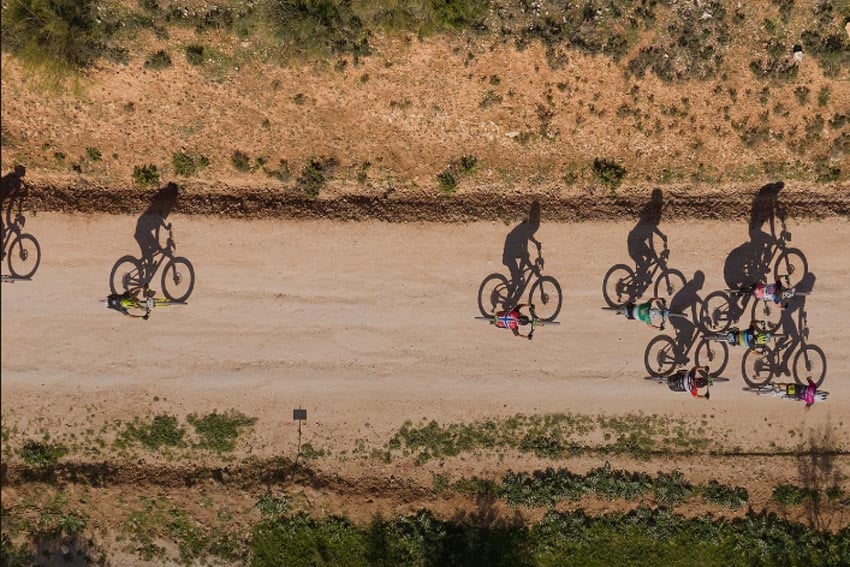 Desert Dash Namibia Mountainbiker unterwegs auf der Gravel-Route von Windhoek nach Swakopmund Foto Event-Website Mit-Bulls-gewinnen.de