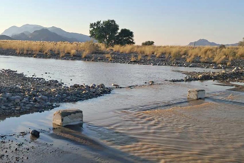 Nach Flutwelle Tsondab-Rivier lief stundenlang so stark dass man einige Furten mit dem Auto nicht durchqueren konnte Foto Facebook-Post von Gondwana Collection Namibia