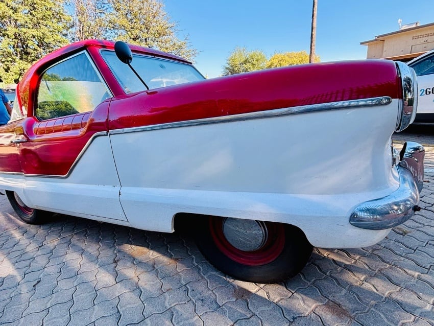 Side profile of the 1957 Nash Metropolitan Series III Hardtop soon to join Gondwana Collection Namibia’s Canyon Roadhouse, highlighting its compact two-tone body, rounded fenders, chrome trim, and classic 1950s silhouette.