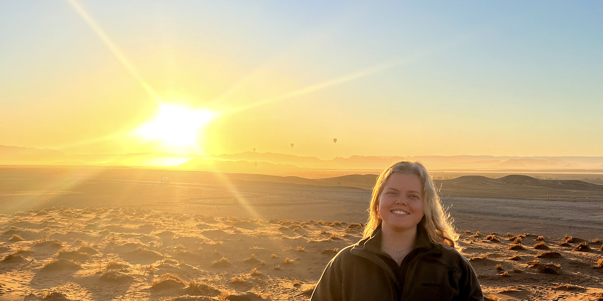 Junge Frau, Sonnenuntergang in der Namibwüste, Namibia