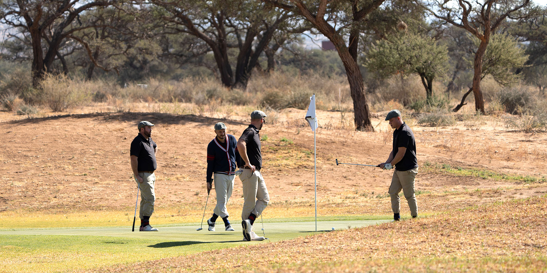 Golfers stehen an einem Loch, Namibia