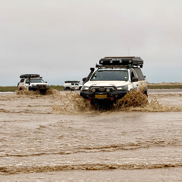 Skeleton Coast Expedition, Durchfahren eines Flusses, Namibia