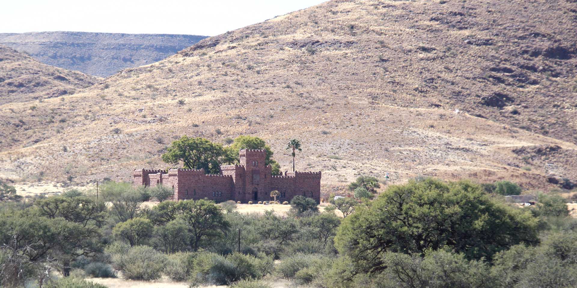 Duwisib 80 km südwestlich Maltahöhe im Südwesten Namibias Schloss im Stil einer neoromantischen Burg seit 2022 geschlossen Foto Juni 2009 Sven-Eric Stender