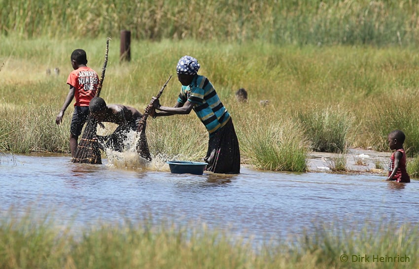 Traditionelles Fischen mit Reusen Namibia