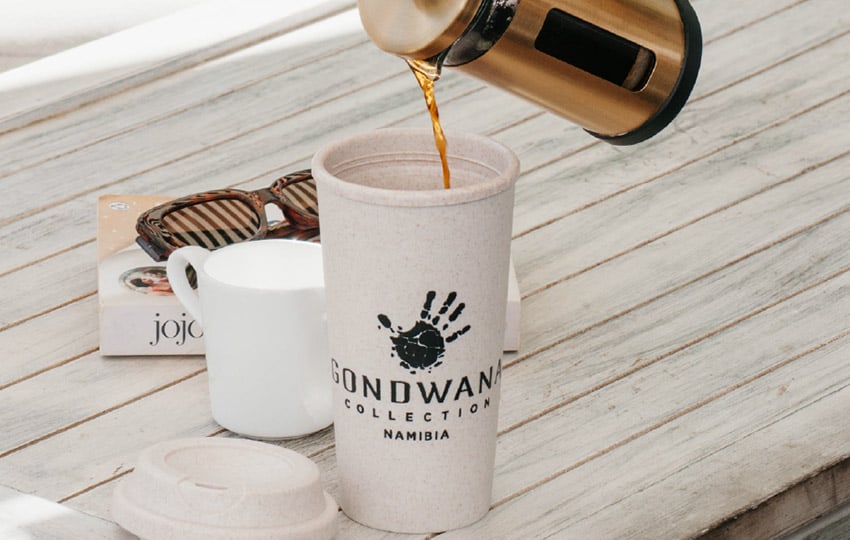Kaffee in eine Gondwana-Tasse gießen
