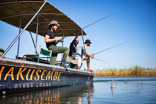 Pêcher sur le fleuve Okavango 