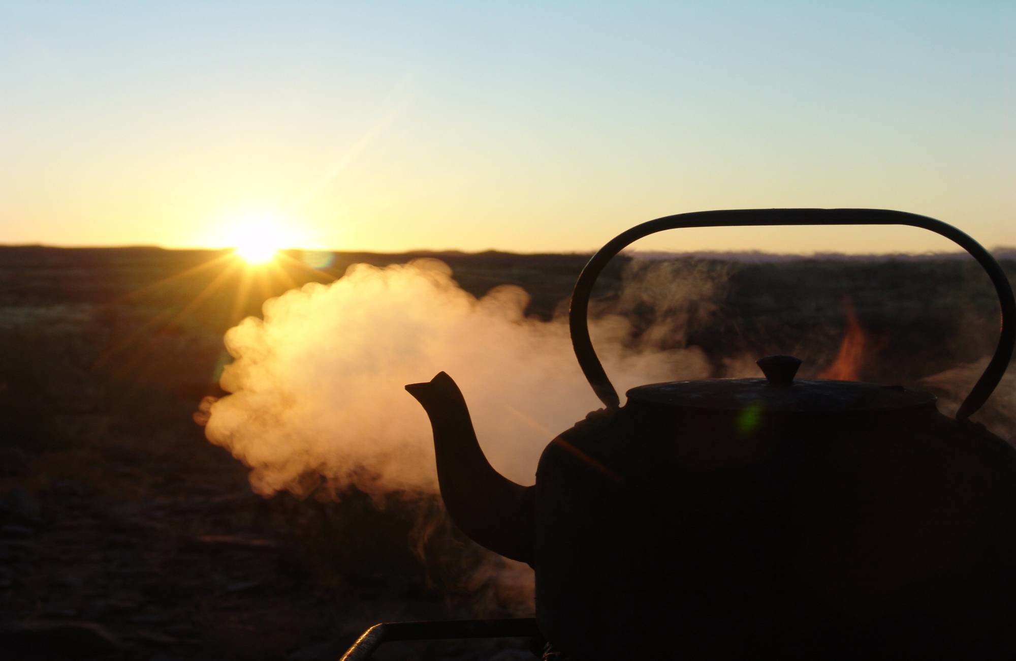 Blechkanne auf dem Feuer bei Sonnenuntergang, Namibia