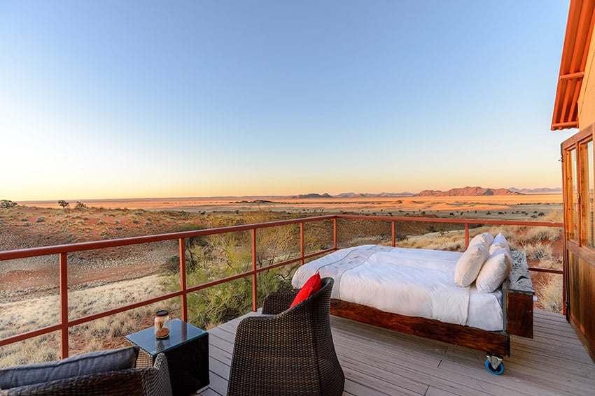 Gondwana Unterkunft, Bett auf Veranda, Namib, Namibia