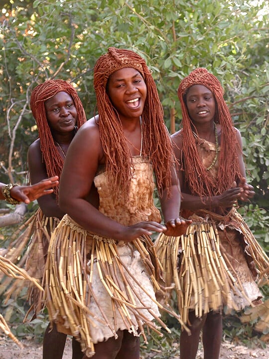 femmes en habit traditionnel, Mbunza Village, Kavango, Namibie