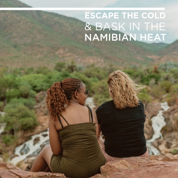 Junge Frauen blicken über die Epupa Fälle, Namibia