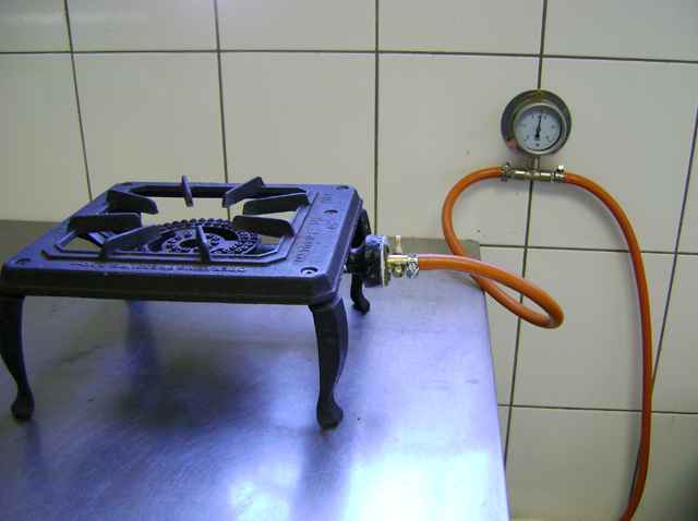 This gas stove is connected to the BiogasPro test plant and can be used with biogas for one or two hours in the morning and afternoon. Photo: Annietjie Theron (Kalahari Farmhouse)