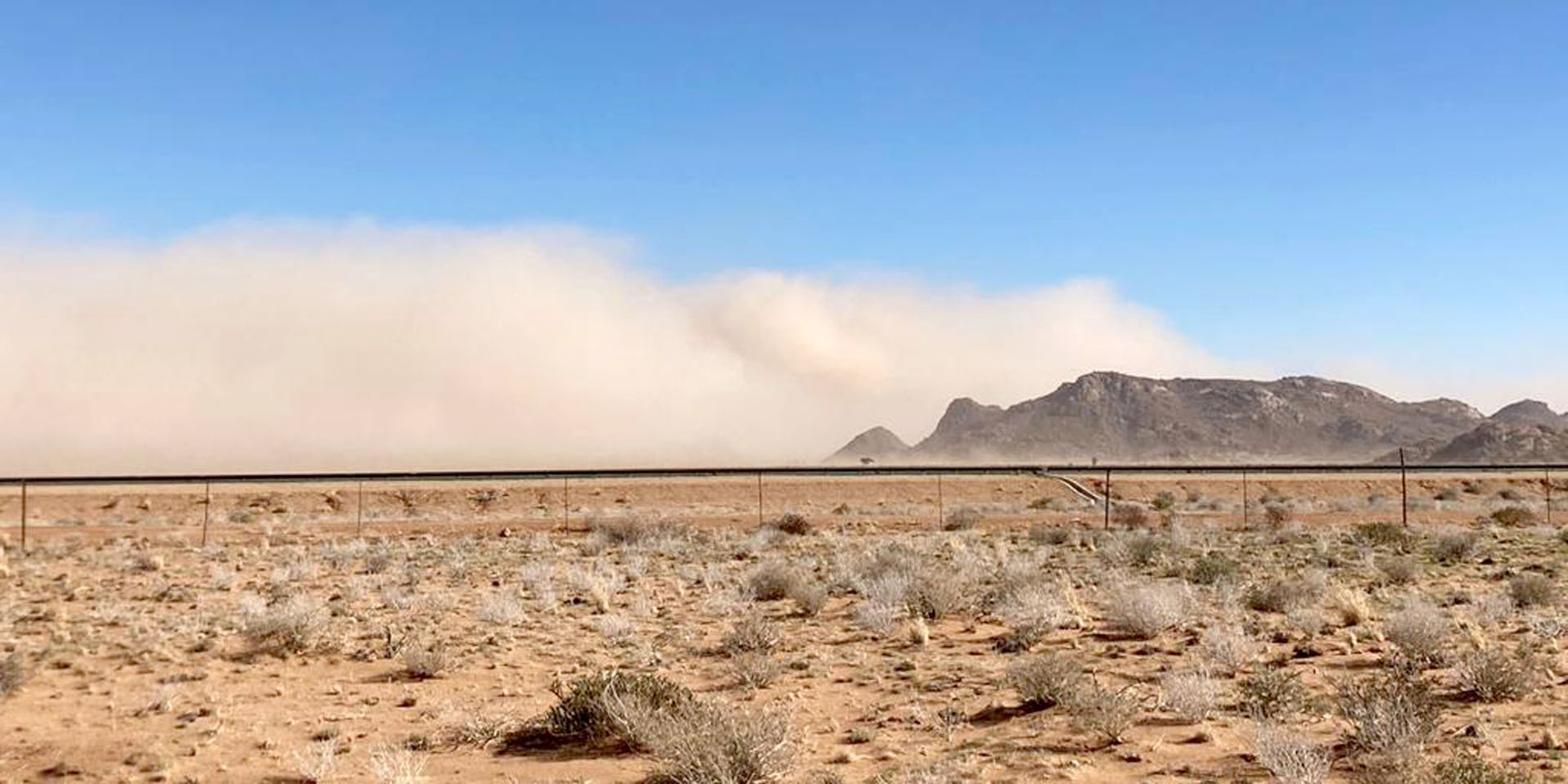 Aufräumen nach heftigem Sandsturm in der Namib-Wüste