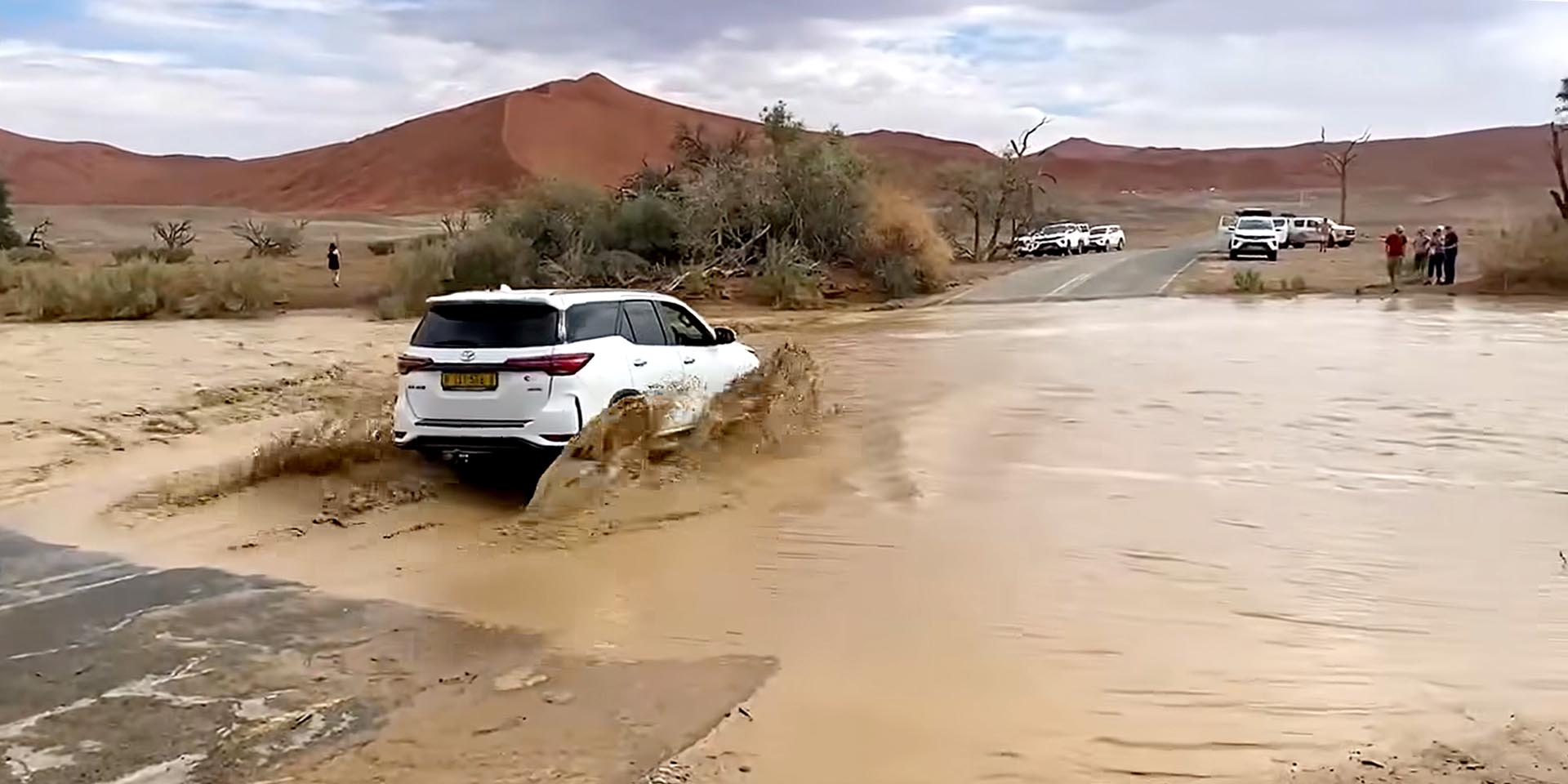 Extra Abenteuer auf dem Weg zum Sossusvlei beim Durchqueren des Tsauchab Riviers Trockenfluss Foto Screenshot von Facebook Reel von Gondwana Collection Namibia