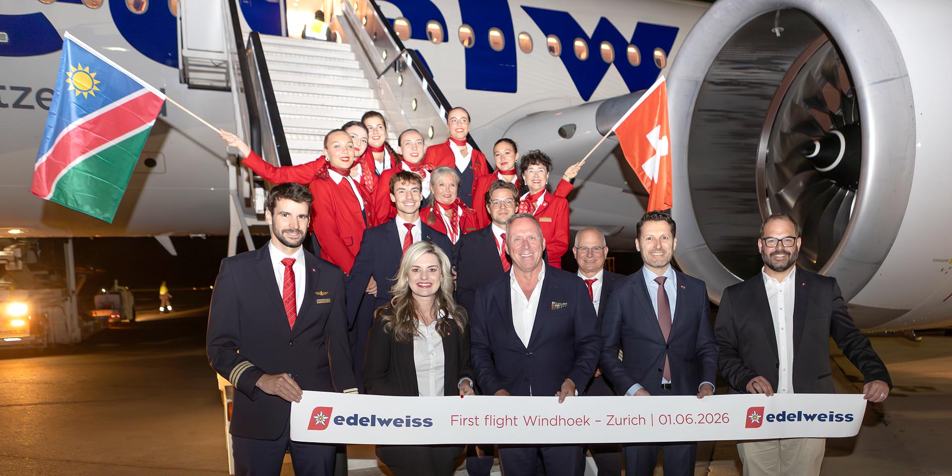 Gruppenfoto symbolisches Durchschneiden des Roten Bandes vor Jungfern-Rückflug von Windhoek nach Zürich Edelweiss-Geschäftsführer Bernd Bauer Mitte Renette Scholtz Lufthansa Group Account Manager in Namibia 2.v.l. mit Flug-Crew Foto Edelweiss