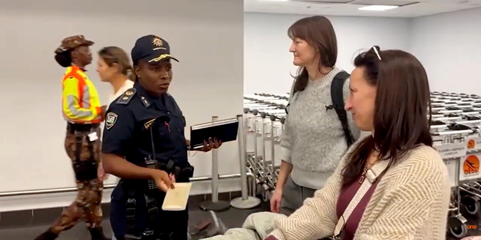 Im Einsatz am Internationalen Flughafen Hosea Kutako bei Windhoek Leiterin der NamPol Tourism Protection Unit Hauptkommissarin Christina van Dunem daFonsech-Shikongo gibt ankommenden Touristen Tipps um Diebstählen vorzubeugen Foto Screenshot aus Bericht von One Africa